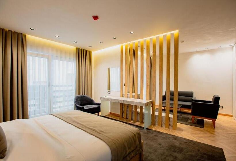 سوییت لوکس, Ador