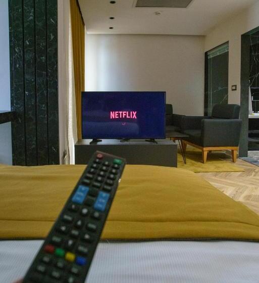 سوییت جونیور, Ador