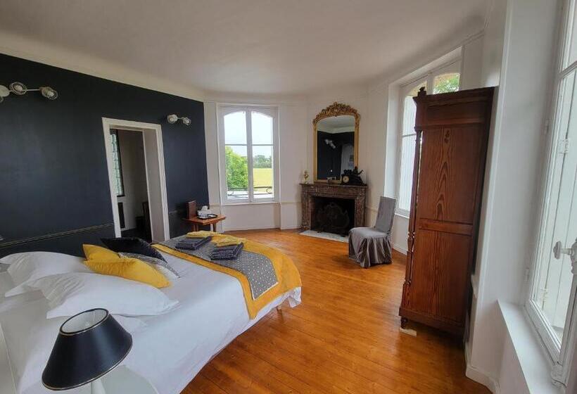 חדר משפחתי, Château De Surville