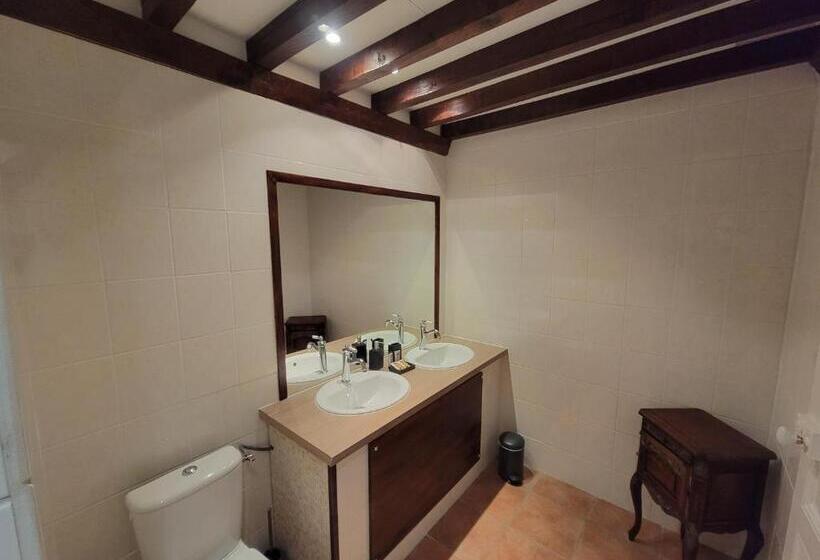 חדר סופריור, Château De Surville