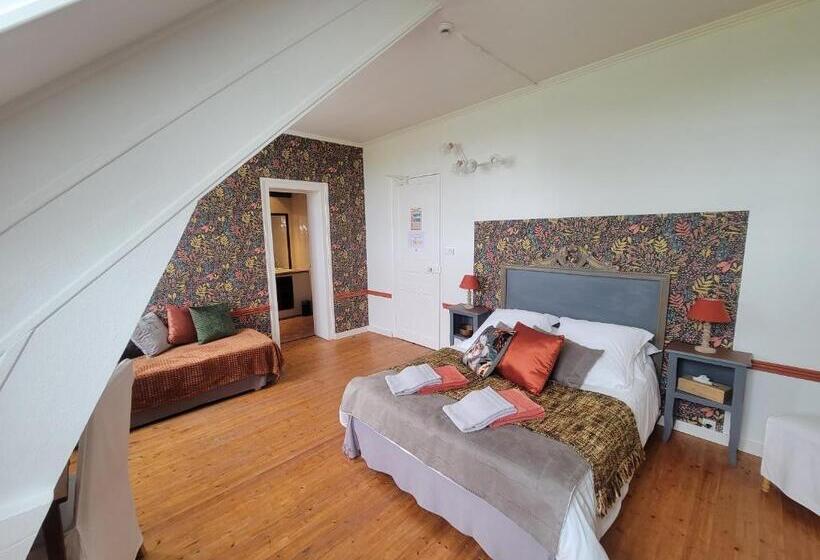 חדר סופריור, Château De Surville