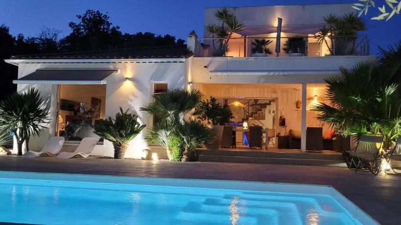 غرفة قياسية مطلّة علي حمام السباحة, Villa La Valentine 1