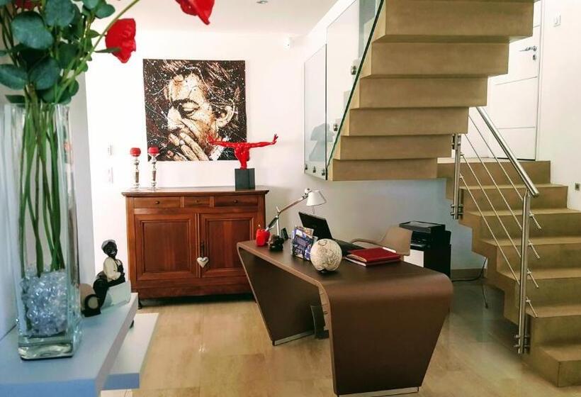 غرفة قياسية مطلّة علي حمام السباحة, Villa La Valentine 1