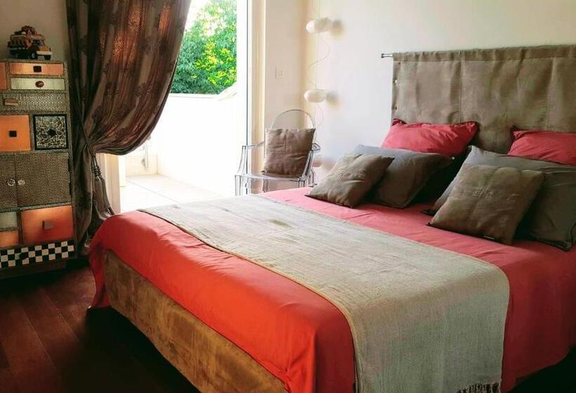 غرفة قياسية مطلّة علي حمام السباحة, Villa La Valentine 1