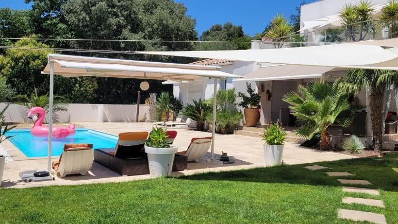 غرفة قياسية مطلّة علي حمام السباحة, Villa La Valentine 1