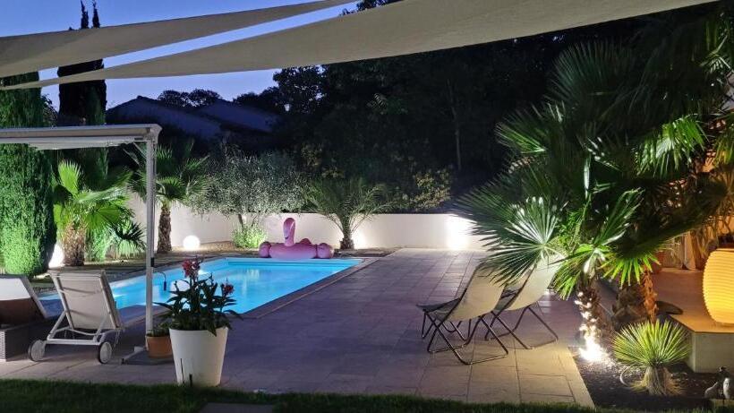 غرفة قياسية مطلّة علي حمام السباحة, Villa La Valentine 1