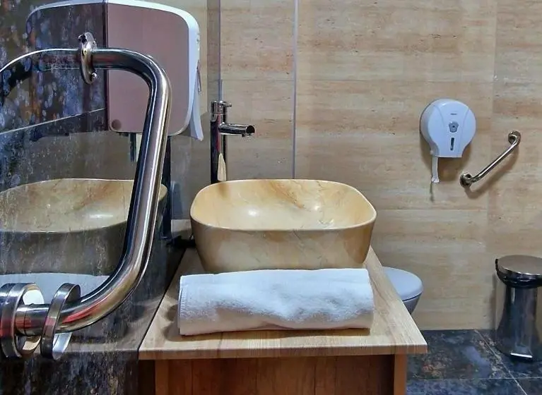身障者適用キングサイズベッドルーム, Provence Suceava
