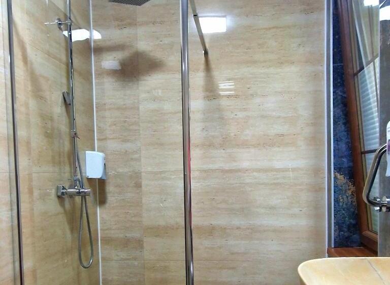 Quarto Estandar Cama King para Deficientes Físicos, Provence Suceava