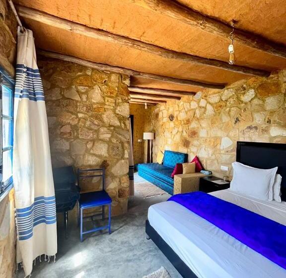 Номер Стандарт Вид на Горы, Dmina House