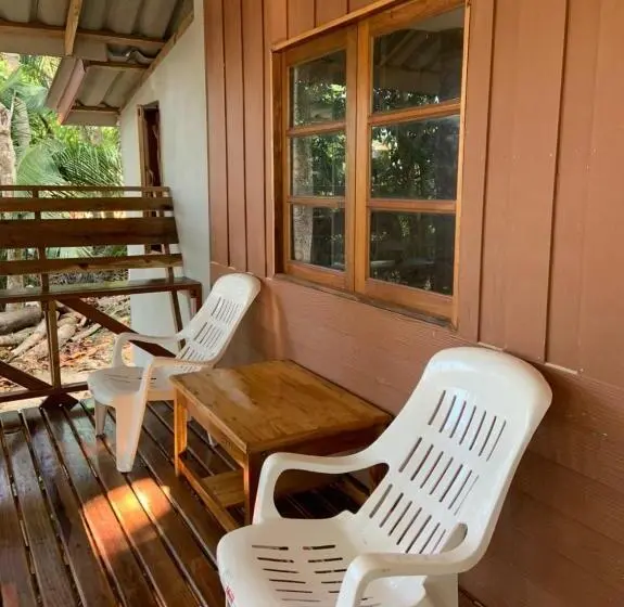 オーシャンビューのスタンダードバンガロー, Sunset Bungalow Koh Chang Ranong