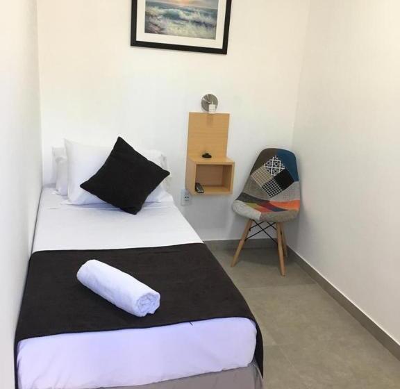 غرفة قياسية ثلاثية, Danae