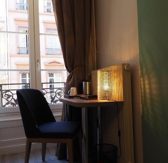 标准单人间, Du Dauphin