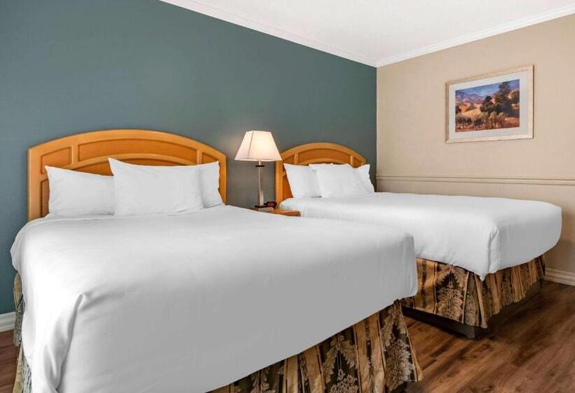 ２ダブルベッドのスタンダードルーム, Econo Lodge Inn & Suites