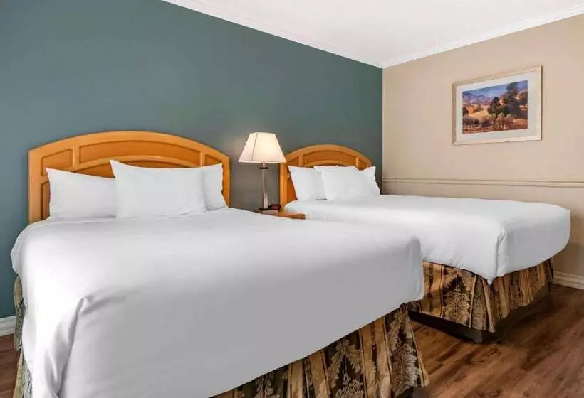 2ダブルベッドのスタンダードルーム, Econo Lodge Inn & Suites