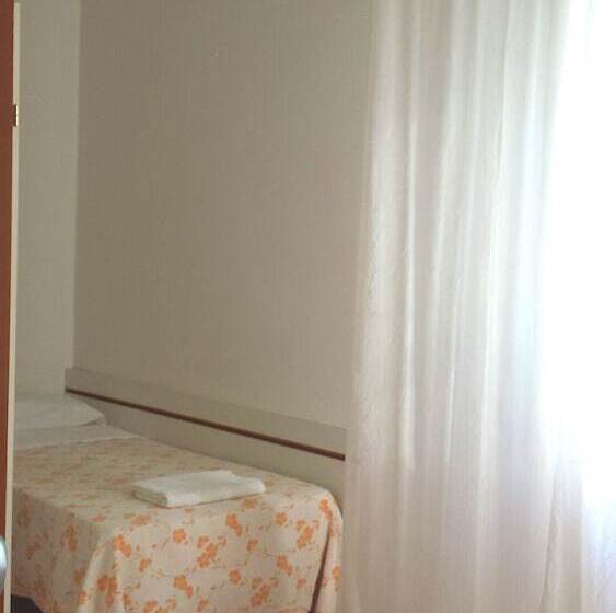 غرفة قياسية فردية, Galles Rimini