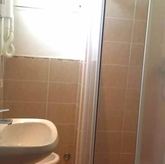 غرفة قياسية فردية, Galles Rimini