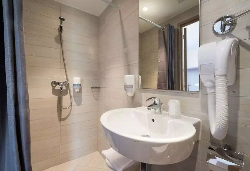 اتاق استاندارد سه تخته با چشم‌انداز استخر, Hôtel Thalassa