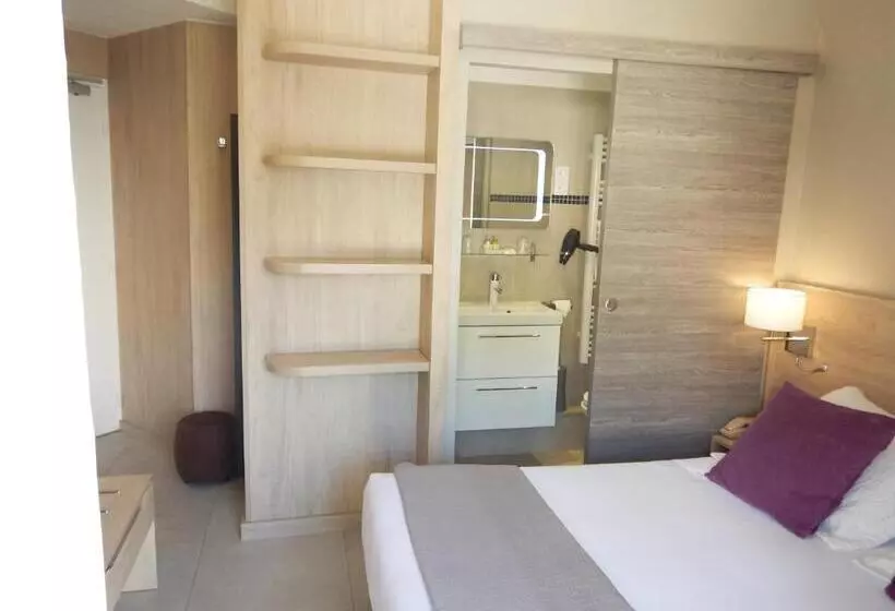 Standard Room with Balcony Side Sea View, Miramar  Cap D Antibes   La Garoupe Plage
