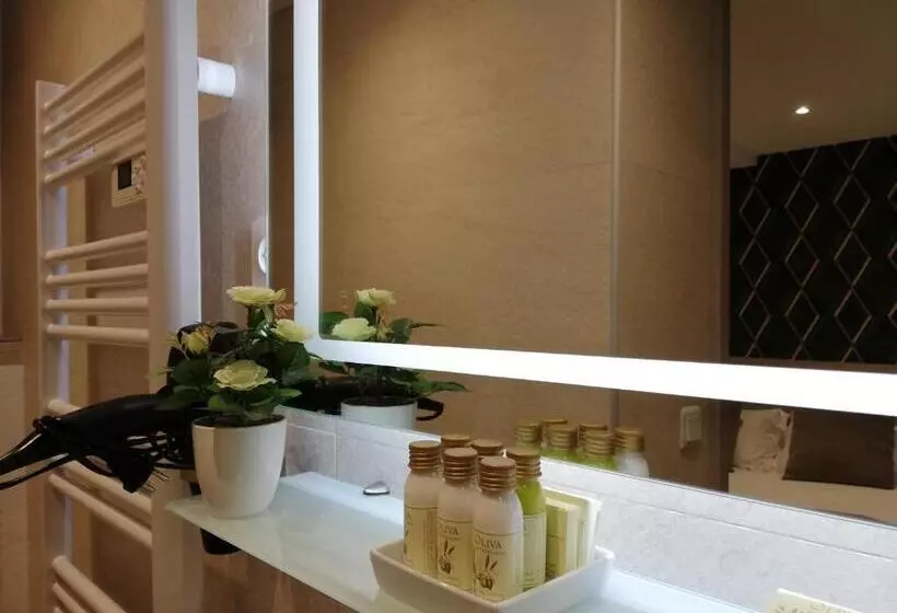 Classic Kolmen Hengen Huone, Miramar  Cap D Antibes   La Garoupe Plage