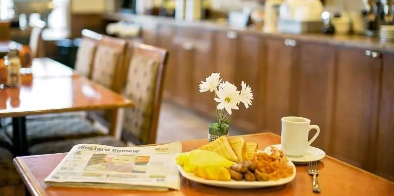 キングサイズベッドのスタンダードルーム, Service Plus Inns & Suites Drayton Valley