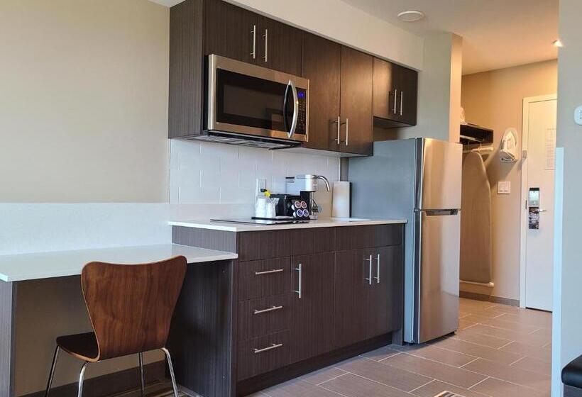 キングサイズベッドのスイートルーム, Super 8 By Wyndham Thompson