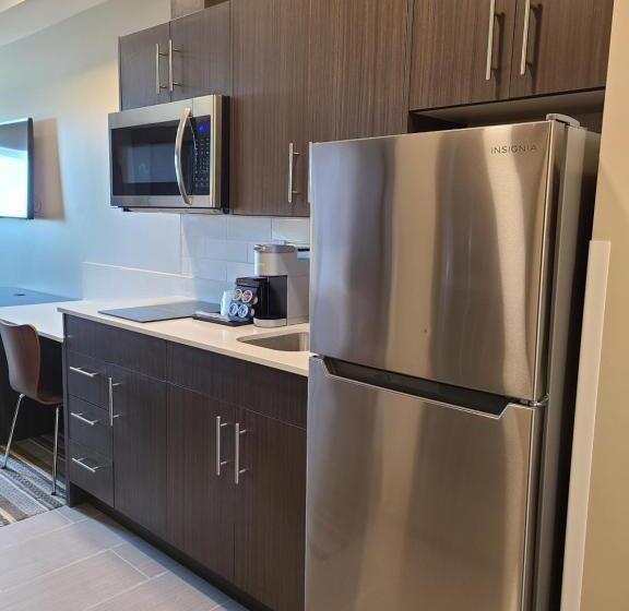 キングサイズベッドのデラックススイート, Super 8 By Wyndham Thompson