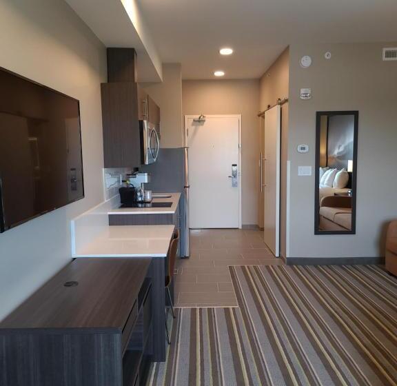 キングサイズベッドのデラックススイート, Super 8 By Wyndham Thompson