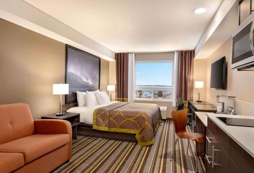 スタンダードスタジオ, Super 8 By Wyndham Thompson