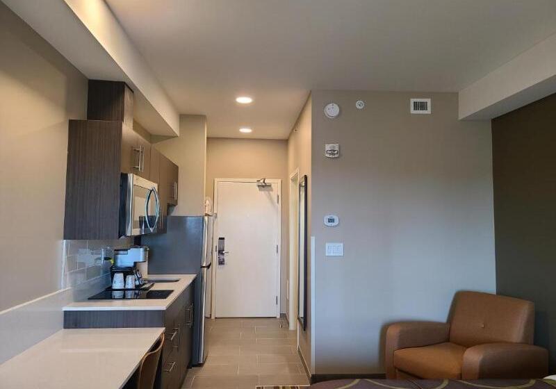 キングサイズベッドのスイートルーム, Super 8 By Wyndham Thompson