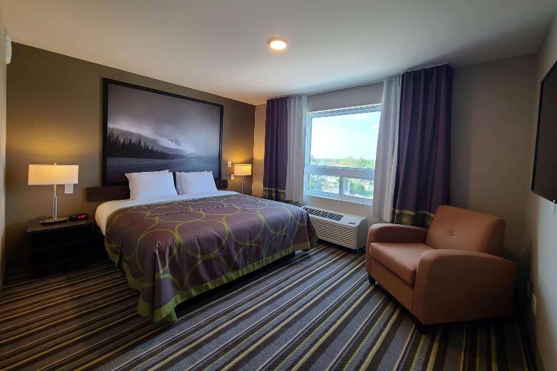 キングサイズベッドのスイートルーム, Super 8 By Wyndham Thompson