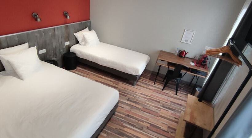 Номер Стандарт Трехместный, Logis Hotel Yseria   Historical Center