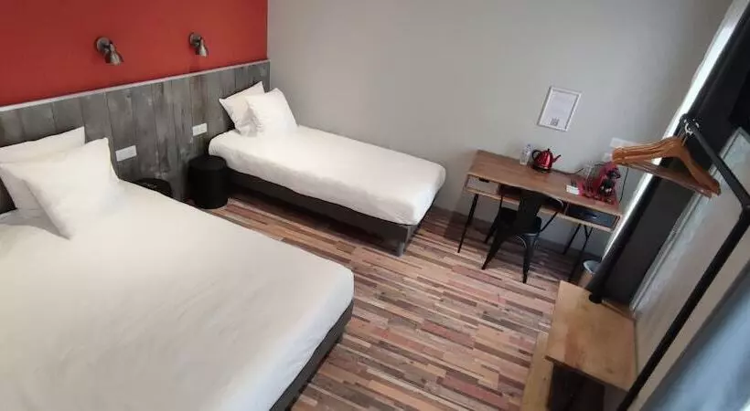 اتاق استاندارد سه نفره, Logis Hotel Yseria   Historical Center