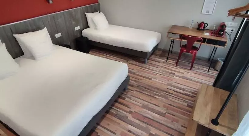 اتاق استاندارد سه نفره, Logis Hotel Yseria   Historical Center