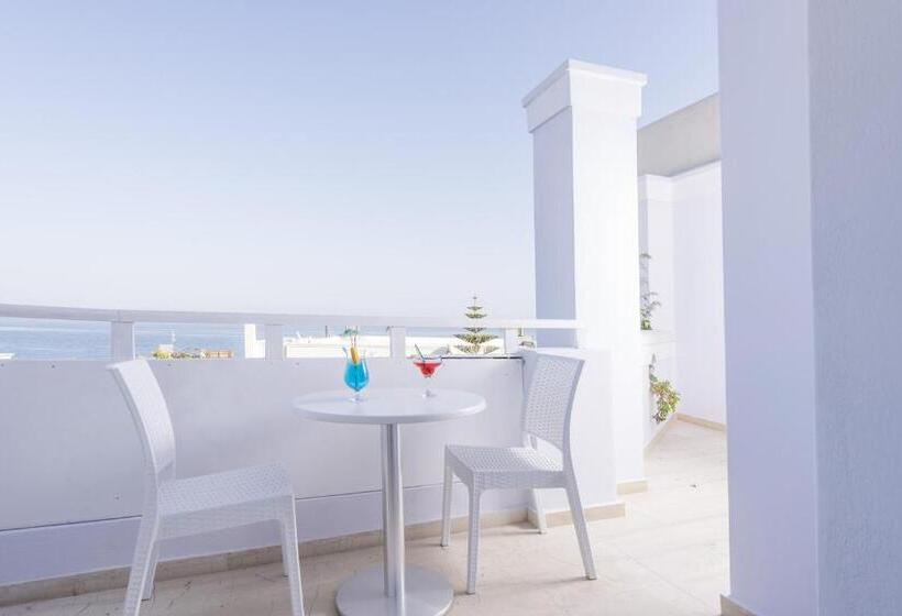 جناح مطلّ علي البحر, Blue Waves Suites & Apartments