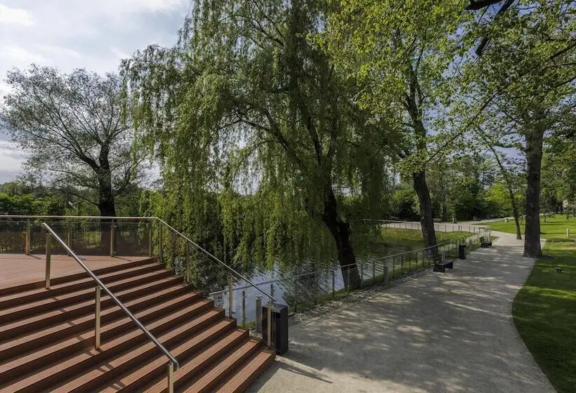 اتاق استاندارد با چشم‌انداز باغ, Doubletree By Hilton Hotel & Conference Centre Warsaw