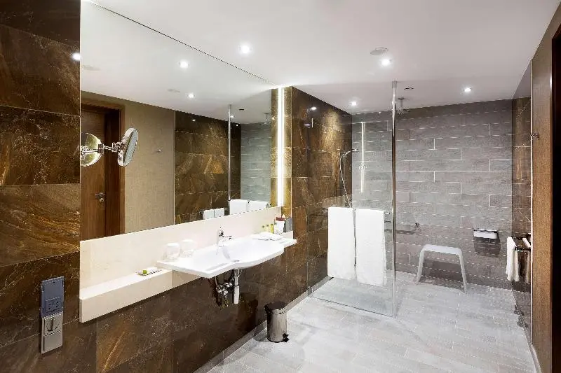 اتاق استاندارد با تخت بزرگ برای معلولان, Doubletree By Hilton Hotel & Conference Centre Warsaw