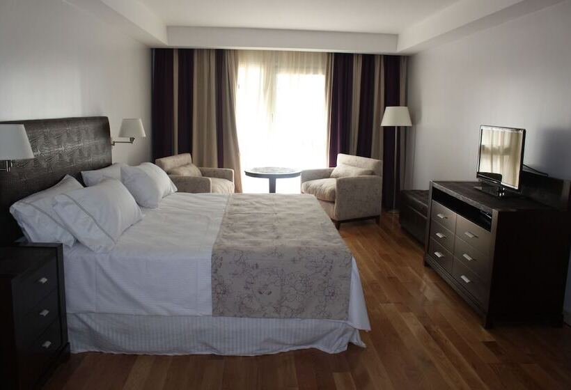 سوییت اجرایی, Club Frances