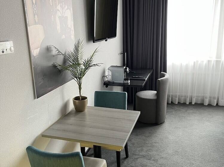 חדר אקזקיוטיב, Glow