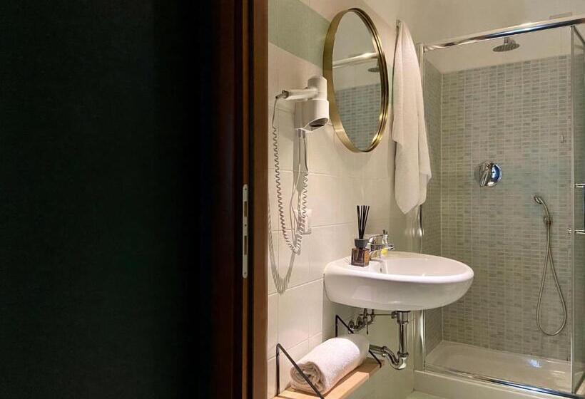 四人标准间, Av Hotel Milano