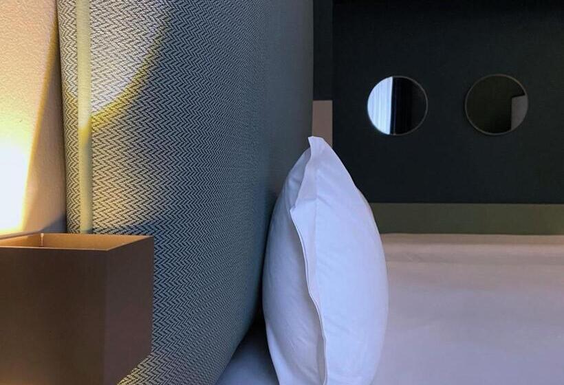 四人标准间, Av Hotel Milano