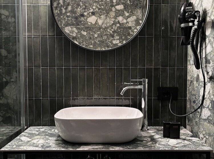 标准三人间, Av Hotel Milano