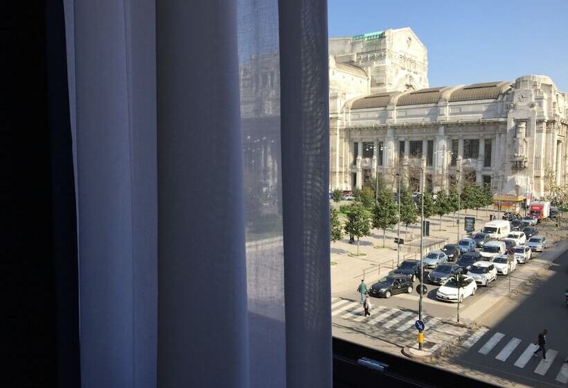 标准三人间, Av Hotel Milano