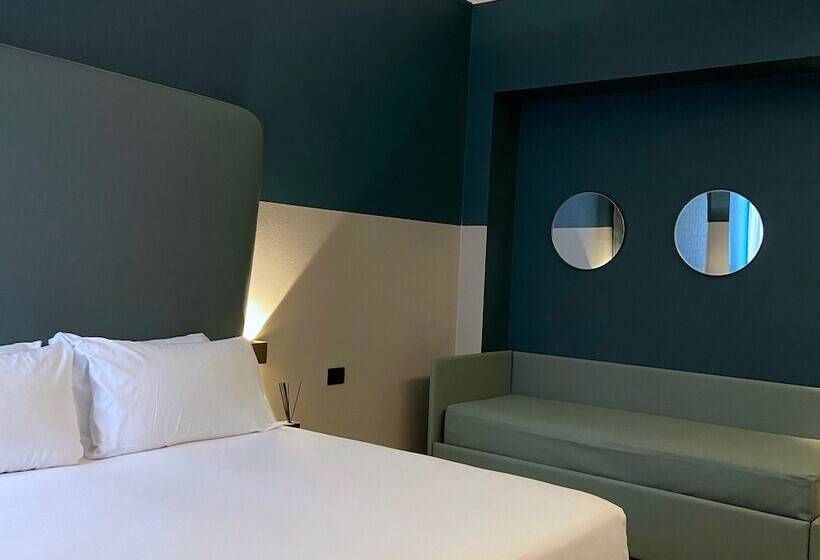 标准三人间, Av Hotel Milano