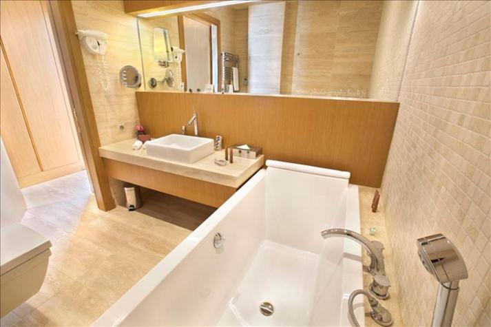 Люкс Вид на Бассейн, Hostellerie La Farandole