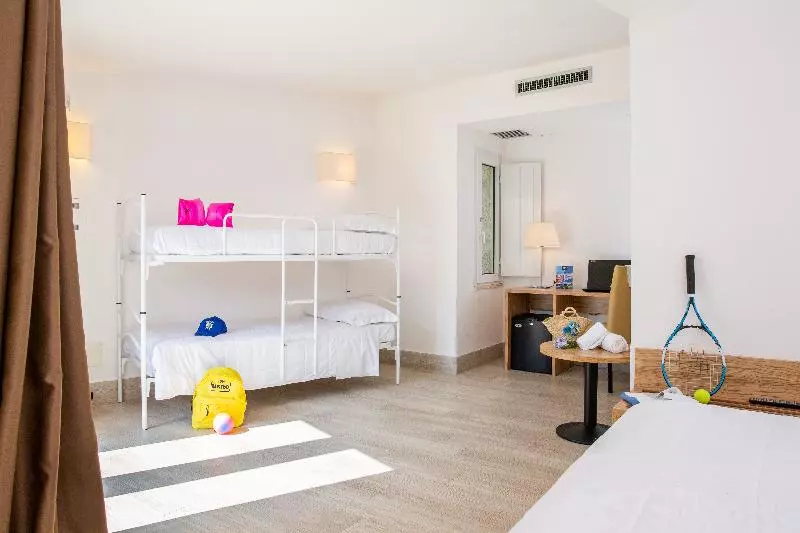 スタンダード４人部屋, Th Simeri  Simeri Village