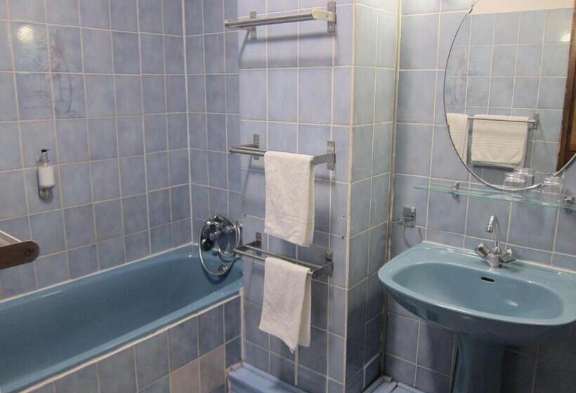 חדר משפחתי, Auberge Des Deux Rivières