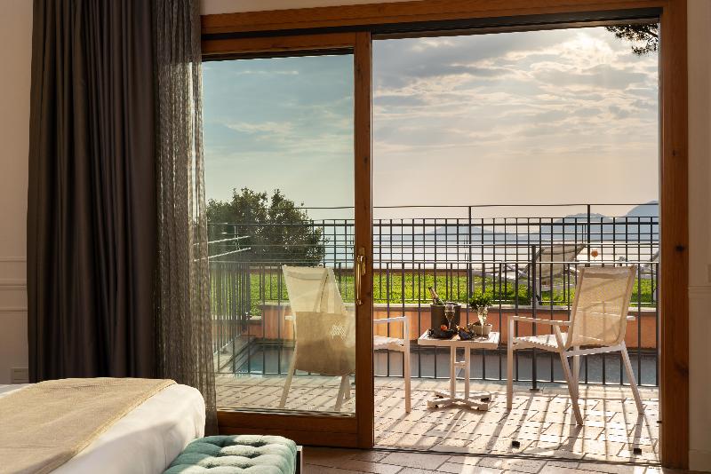 اتاق لوکس, Golfo Dei Poeti Relais & Spa