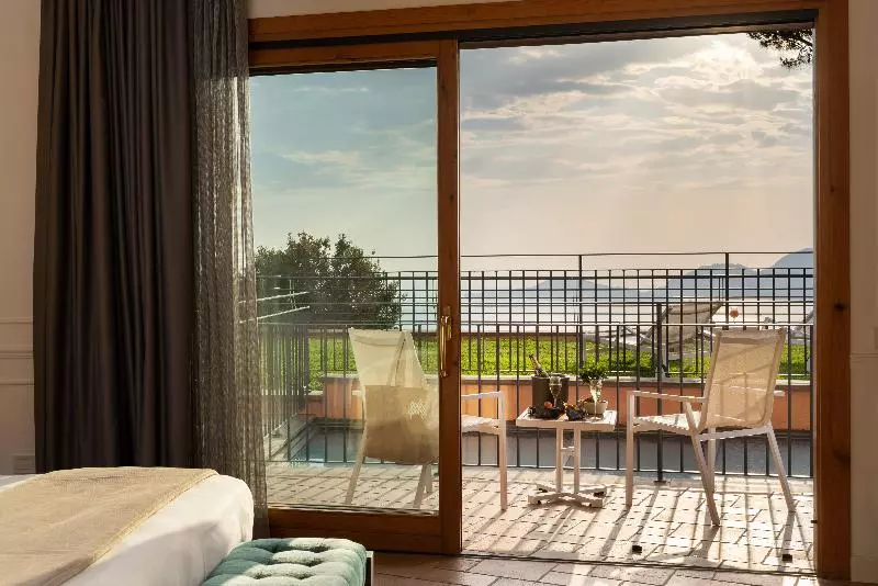 اتاق لوکس, Golfo Dei Poeti Relais & Spa