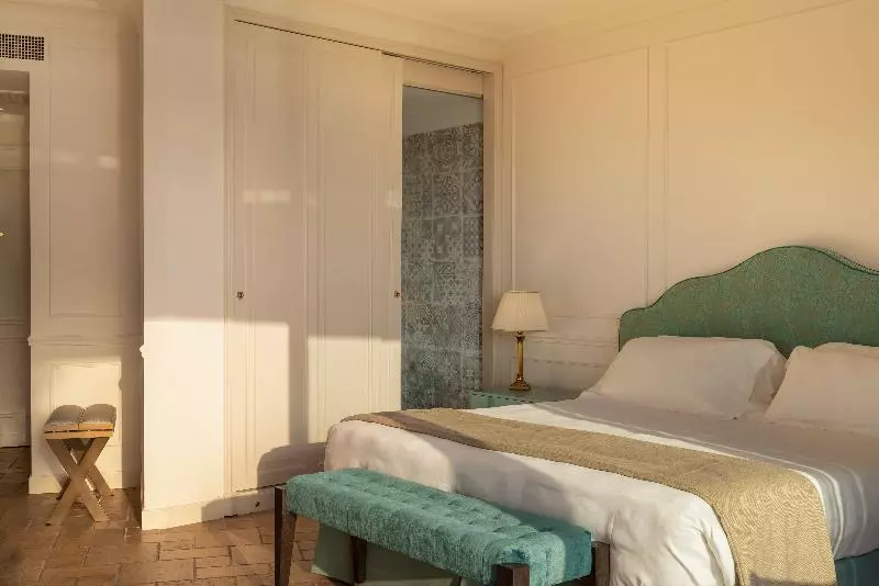اتاق لوکس, Golfo Dei Poeti Relais & Spa