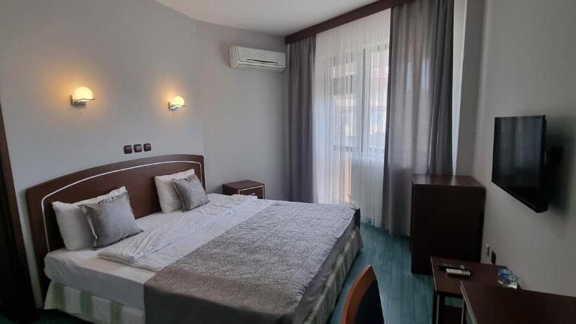 غرفة عائلية مطلّة علي الجبل, Flora